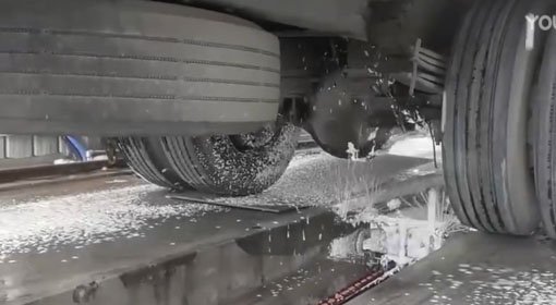 自动底盘清洗设备